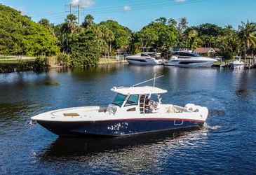 37' Boston Whaler 2016 Yacht For Sale